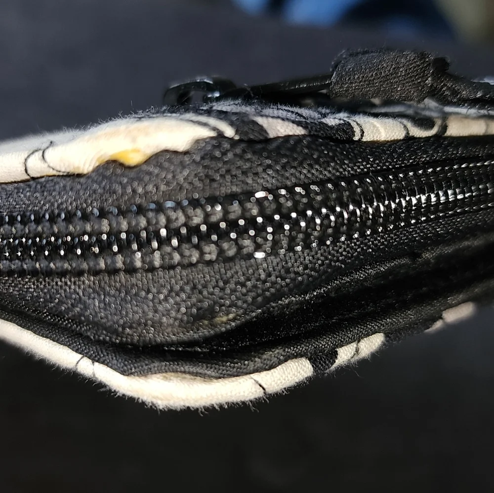 Preowned Vera Bradley black and white kisslock‎ wallet - Picture 11 of 14